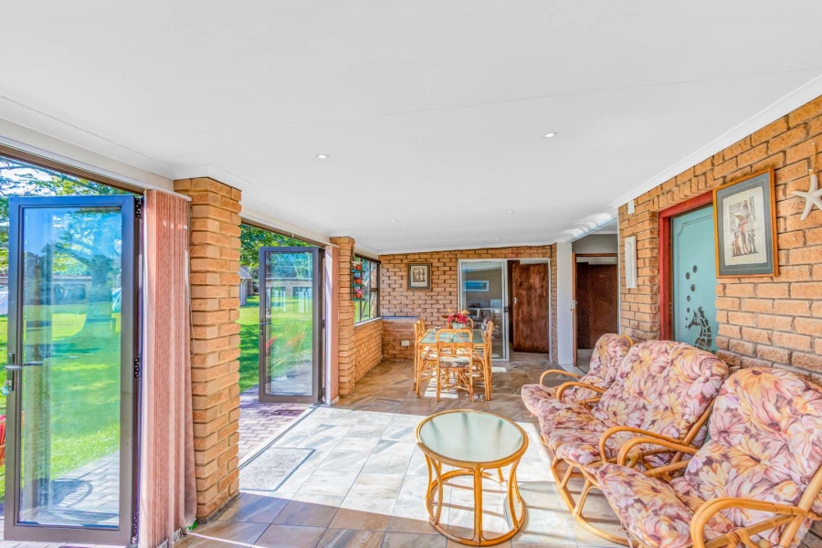 To Let 4 Bedroom Property for Rent in Brenton On Lake Western Cape